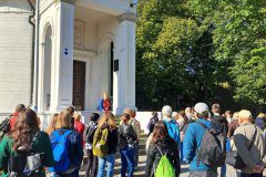 Na pierwszym planie uczestnicy wyjazdu, na drugim zaś Muzeum Bitwy nad Bzurą