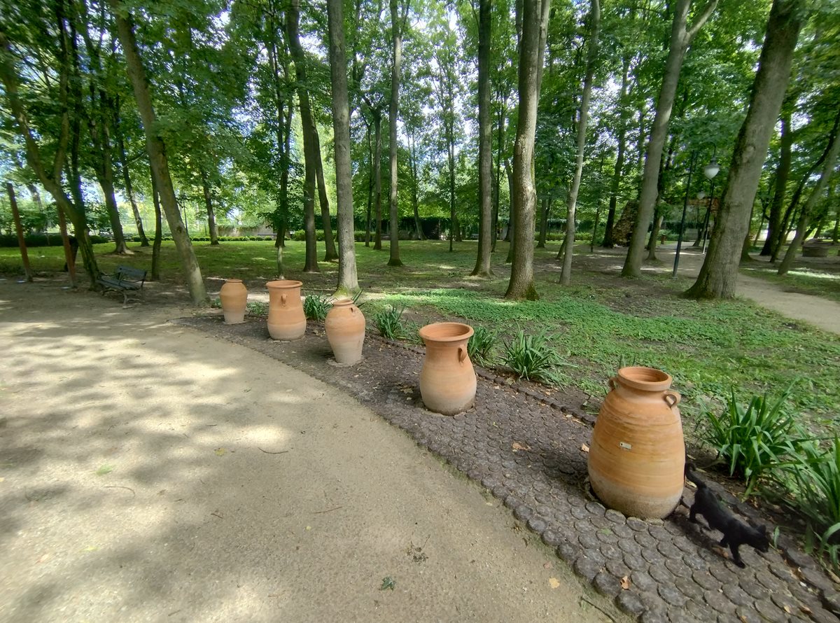 Pięć glinianych naczyń ustawionych na boku alejki, odpowiadający zmysłowi słuchu.